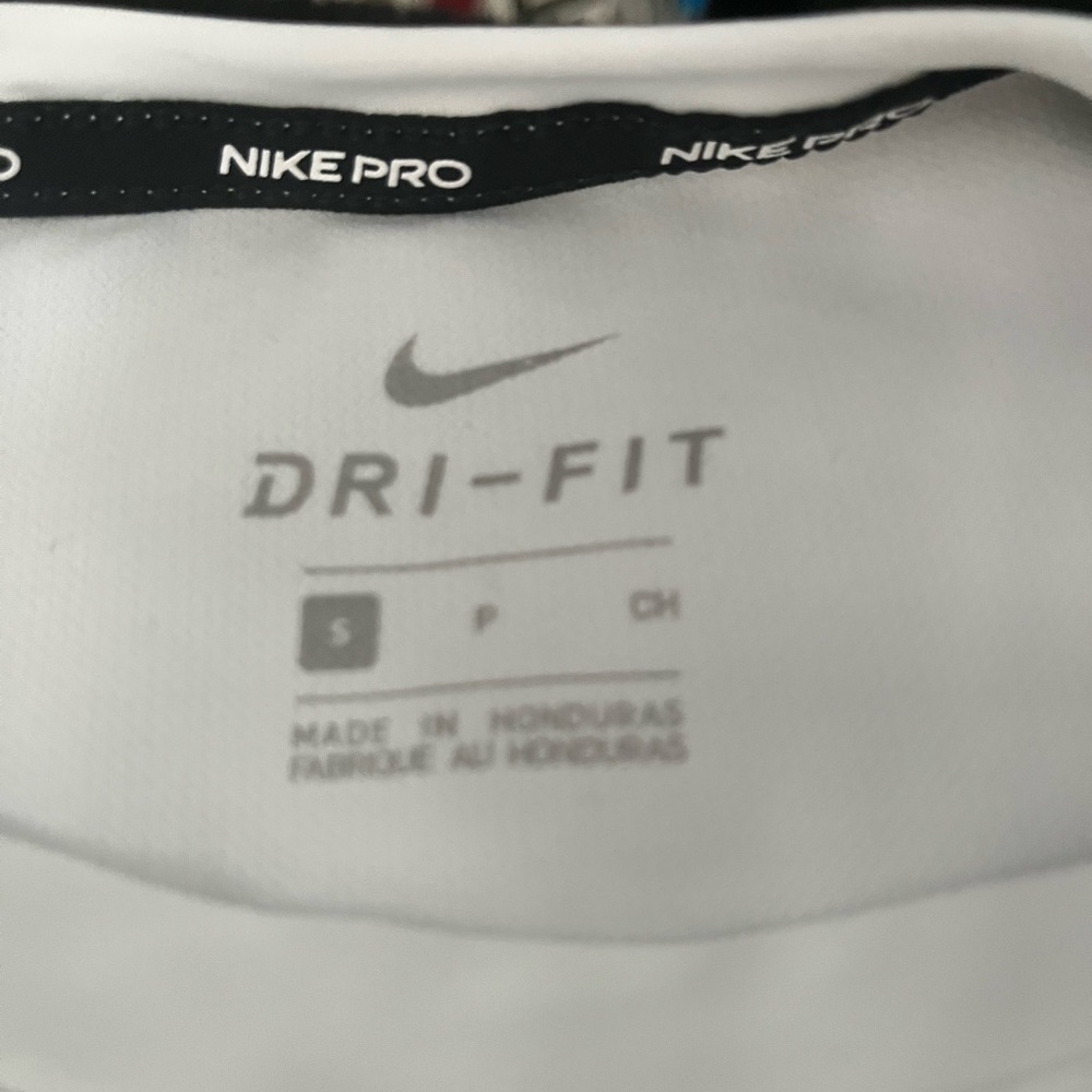 Nike Performance Shirt - Picture 2 of 3